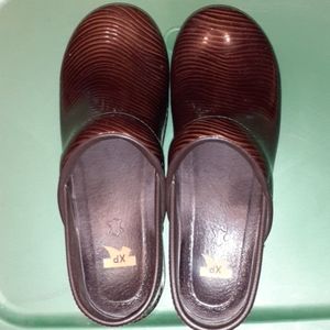 Dansko Xp 42 Woodgrain NWOT